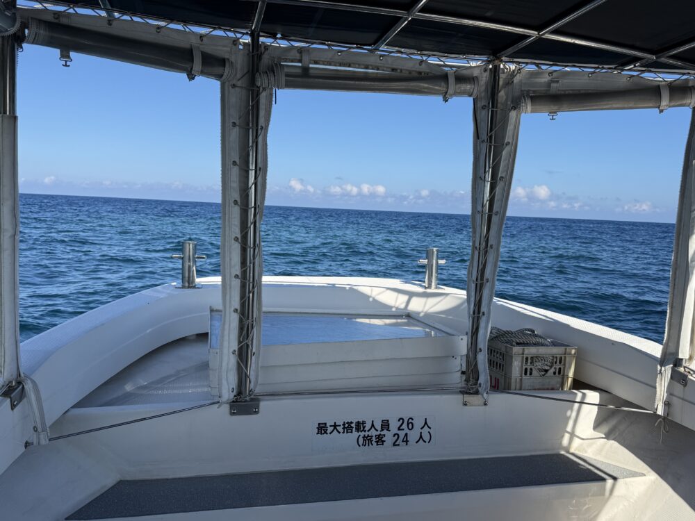 グラスボートの船底のガラスから見る海の中