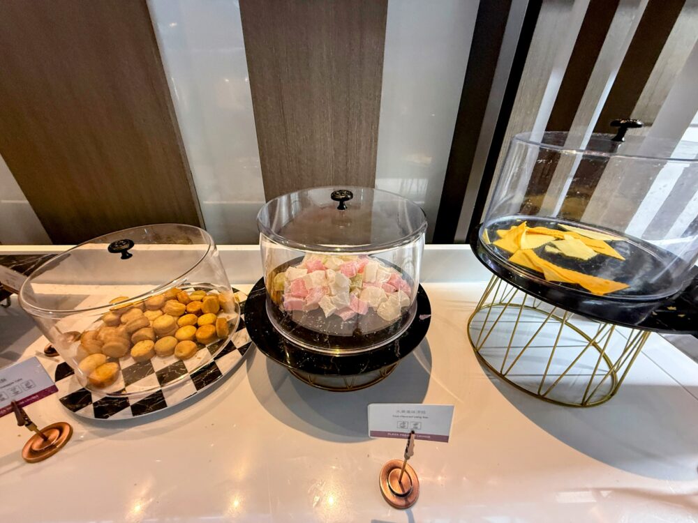 桃園国際空港プライオリティパスラウンジのスナックコーナーに並ぶ小麦菓子・ロクム・ドライマンゴー