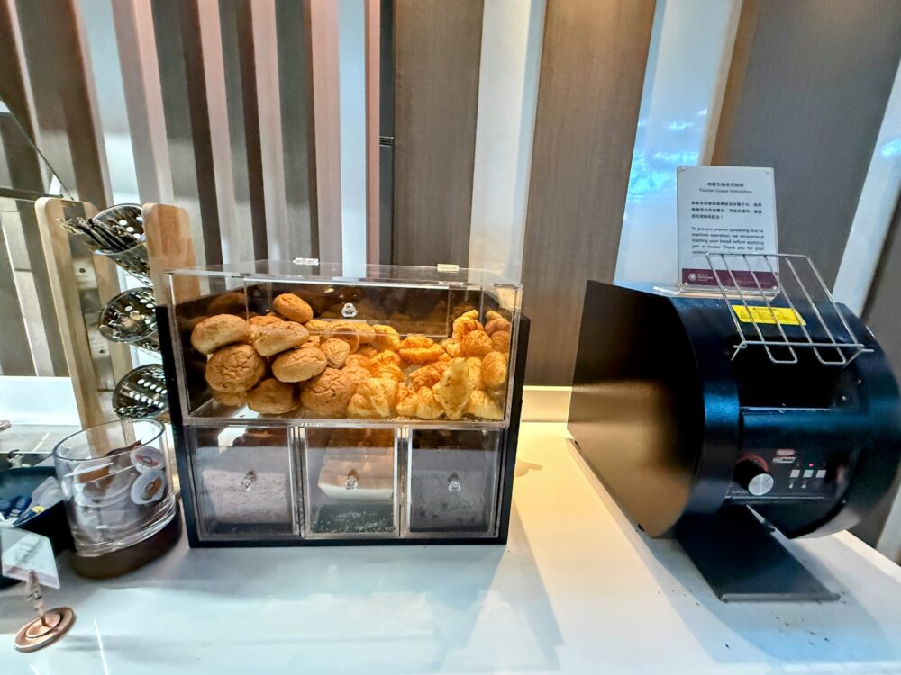 桃園国際空港プライオリティパスラウンジのパンケース(スコーン・クロワッサン)とトースター