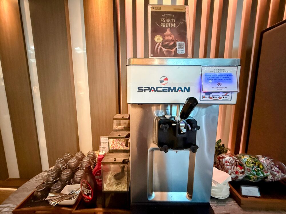 桃園国際空港プラザプレミアムラウンジのSPACEMAN製ソフトクリームマシンとトッピングコーナー