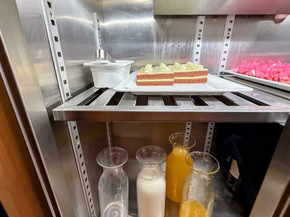 桃園国際空港のラウンジ冷蔵庫に並ぶレッドベルベットケーキとジュースのボトル