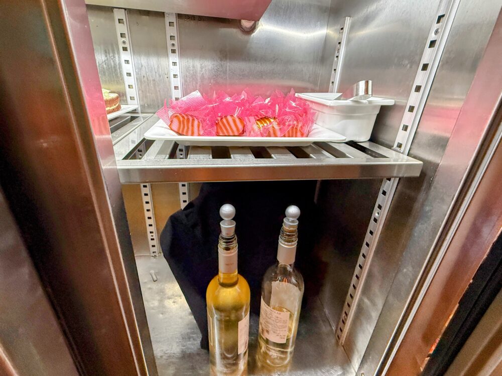 桃園国際空港のプライオリティパス対応ラウンジに置かれたワインボトルとキャンディ