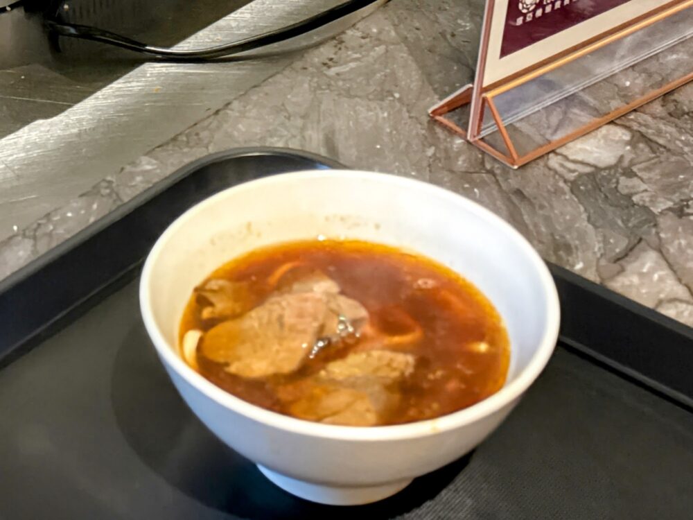 桃園国際空港のプライオリティパス対応ラウンジで提供される牛肉入りトマトスープ