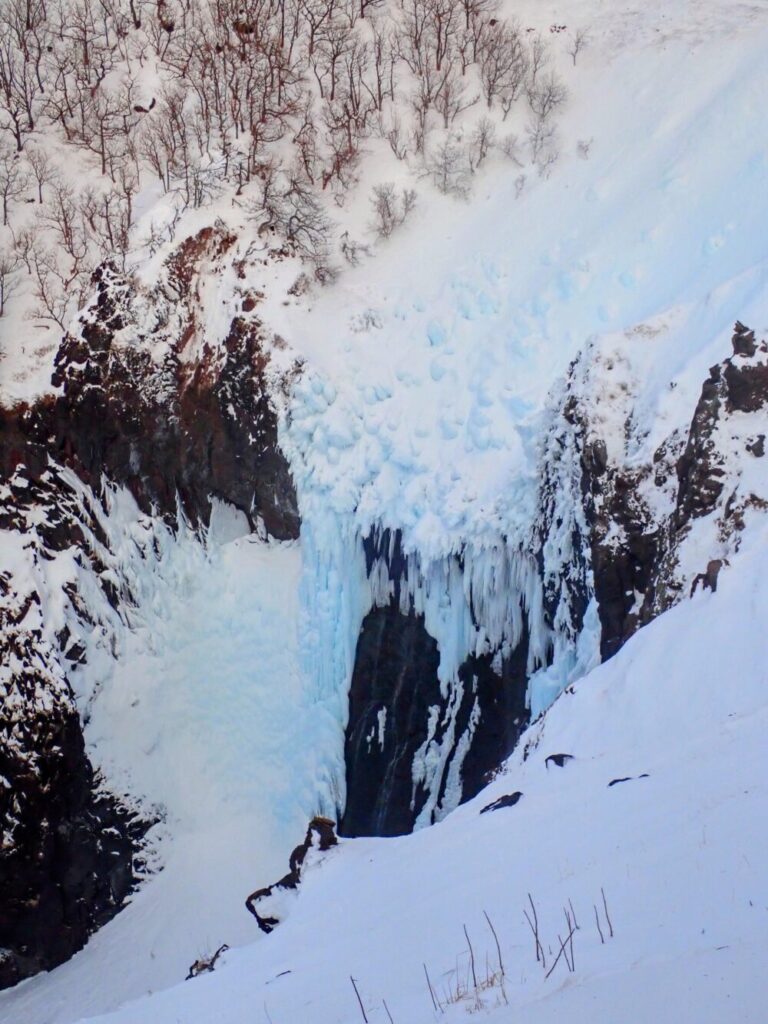 フレペの滝　ブルーに凍りつく姿