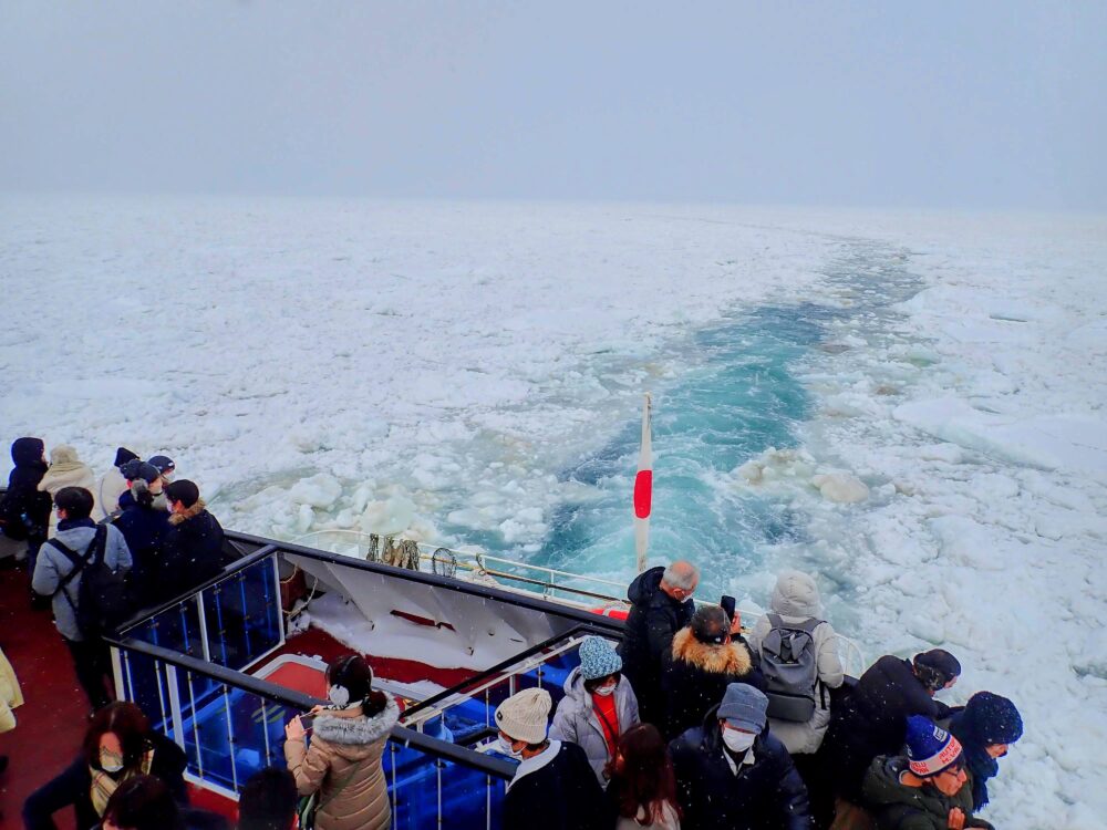 流氷の海を進み通った後の船の軌跡
