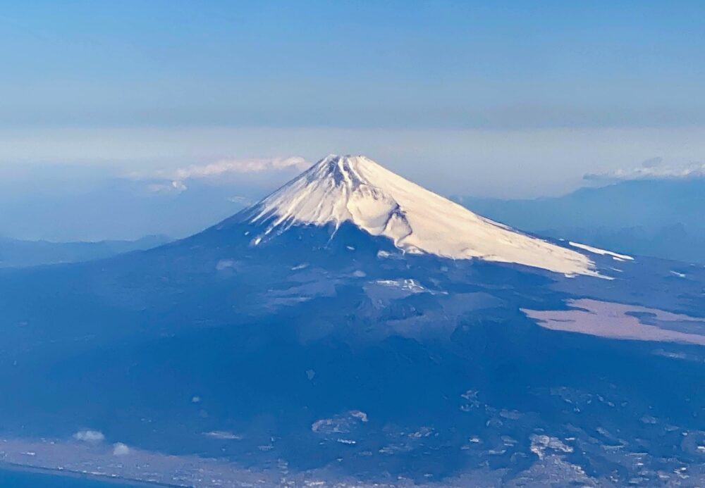 飛行機搭乗中に見えた冠雪した富士山