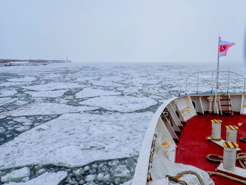 大きな流氷が連なったオホーツク海
