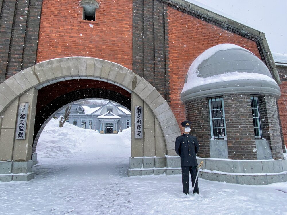 雪の降りしきる博物館網走監獄