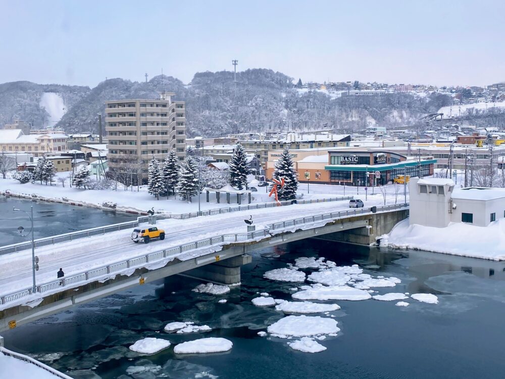 網走川の凍てついた橋　網走の街の風景