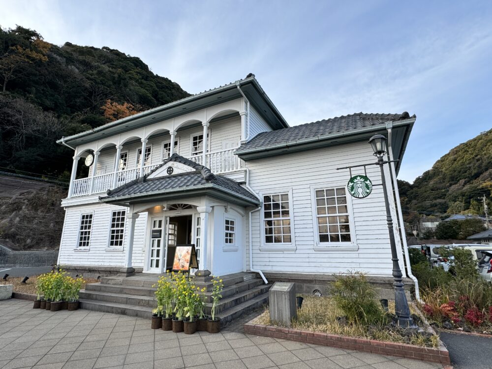 登録有形文化財「旧芹ケ野島津家金山鉱業事業所」をリノベーションしたスターバックス