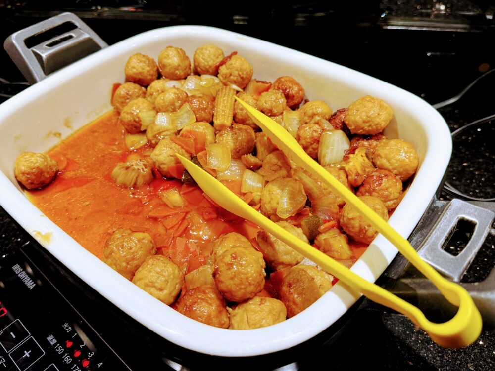 カクテルタイムのメイン料理。肉団子とヤングコーン、玉ねぎなどの野菜が入った温かい煮込み。
