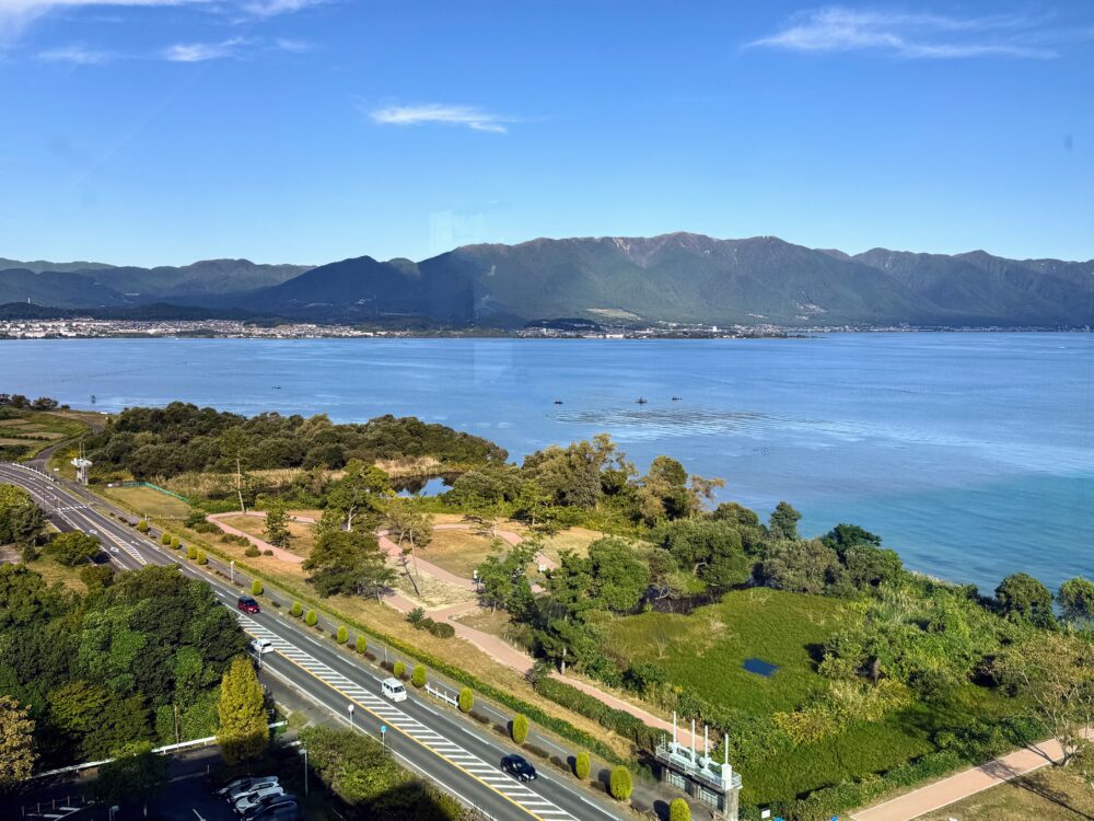 琵琶湖と琵琶湖沿いの道路