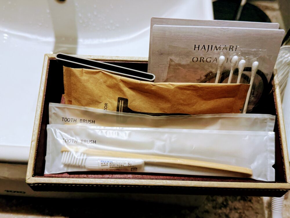 部屋に置かれたアメニティセット