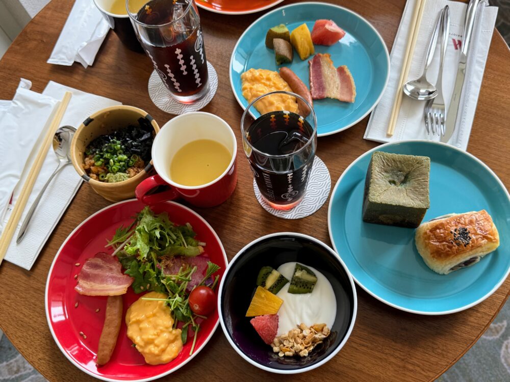 ラウンジの朝食