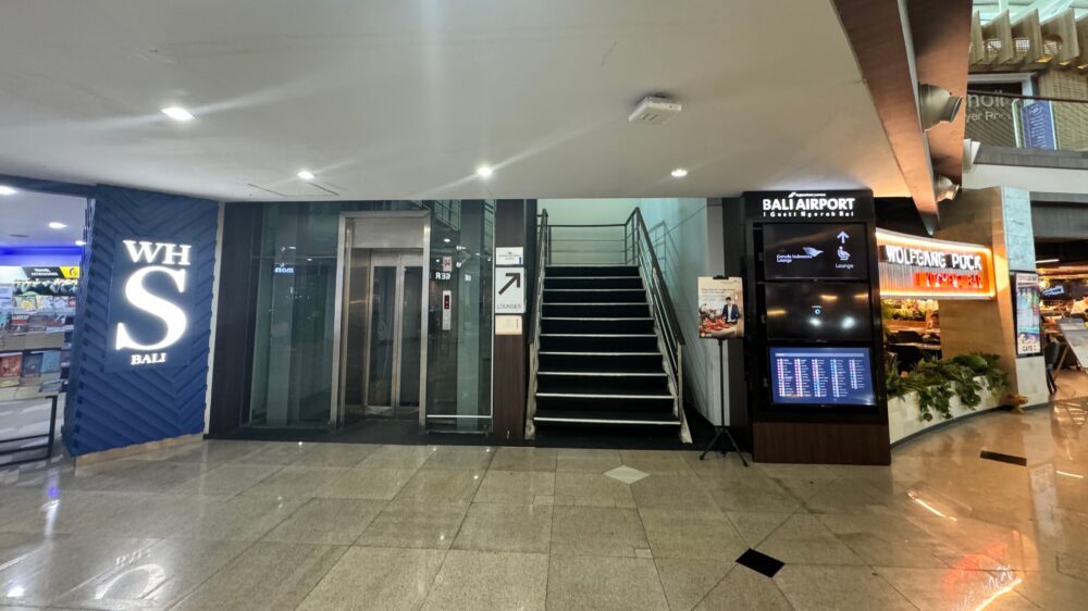 「Concordia Lounge」へ向かう階段とエレベーター