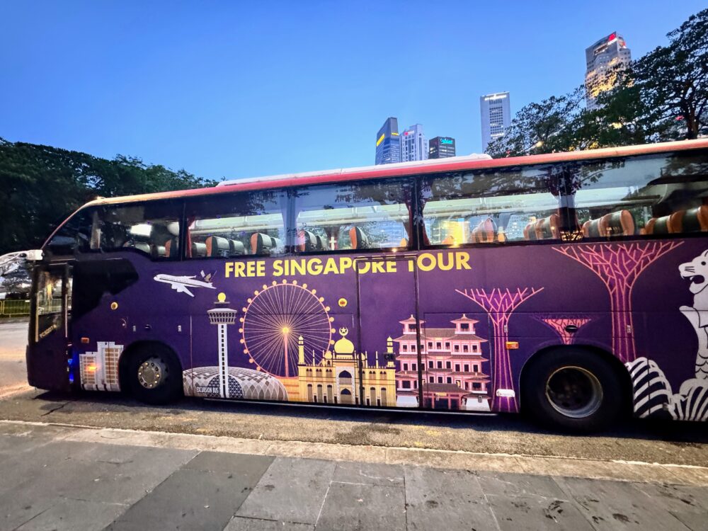 「フリーシンガポールツアー」のバス