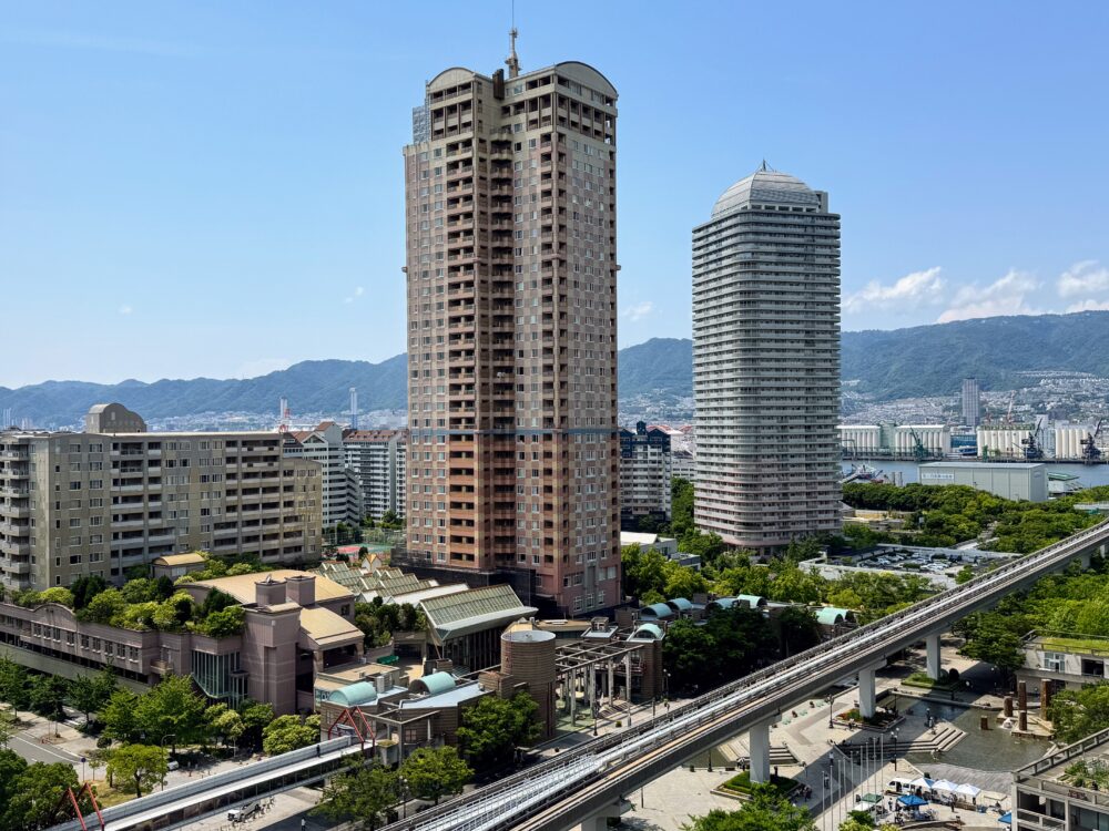 六甲山と高層ビル