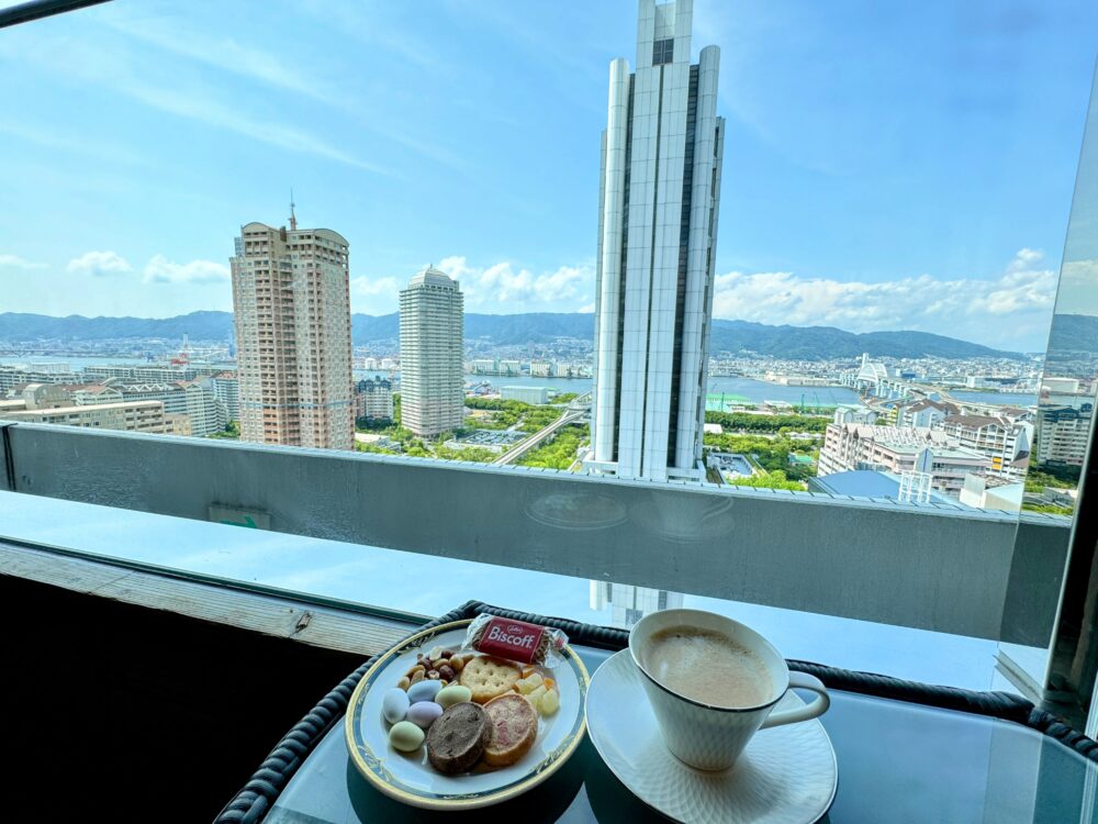 テラス席でいただくコーヒーとお菓子