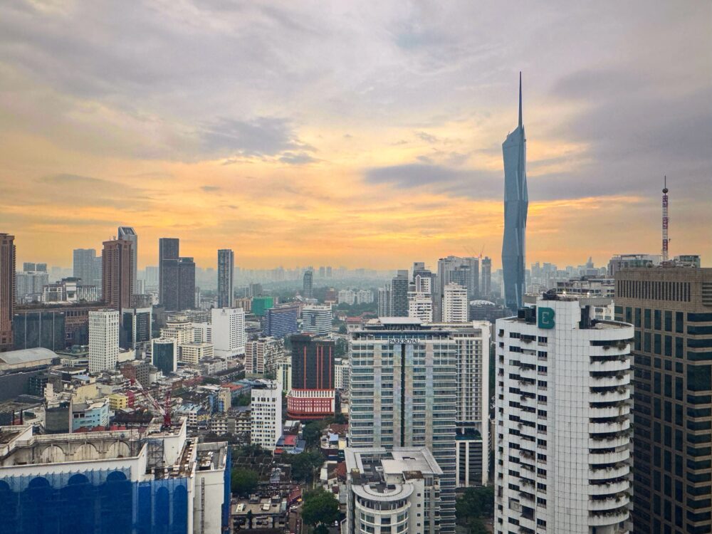 窓越しの夕景