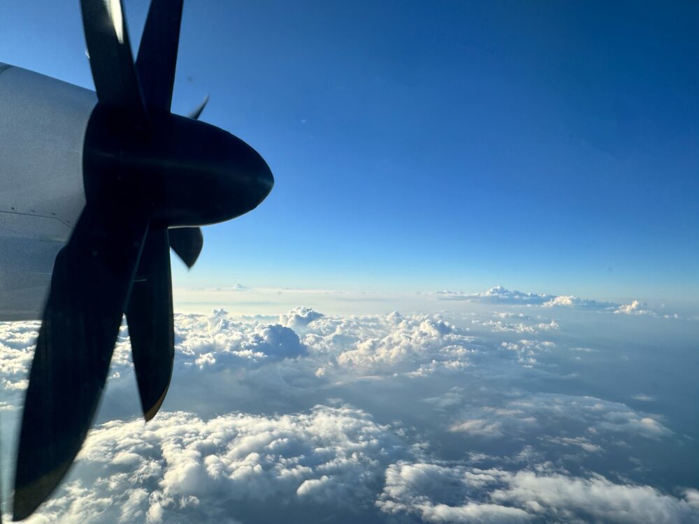 プロペラ機と空