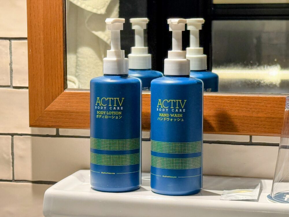 フォーポイントバイシェラトン名古屋中部国際空港の客室アメニティ。ACTIV BODY CAREのボディローションとハンドウォッシュのポンプボトルが洗面台に並んでいる。