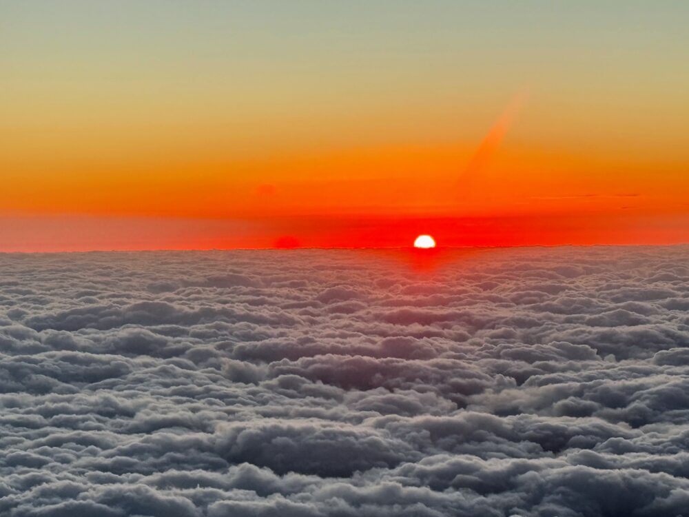 雲の上の夕景（沖縄上空）