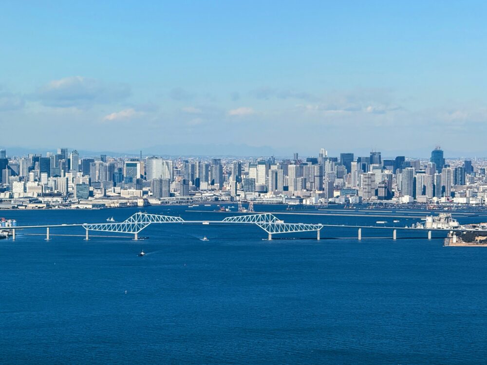 東京ゲートブリッジ越しの高層ビル群