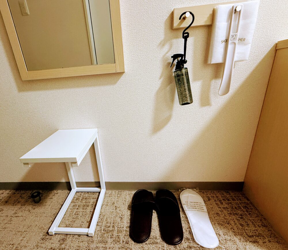 鏡・荷物おきなど