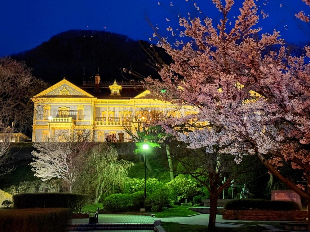 桜の咲く旧函館区公会堂
