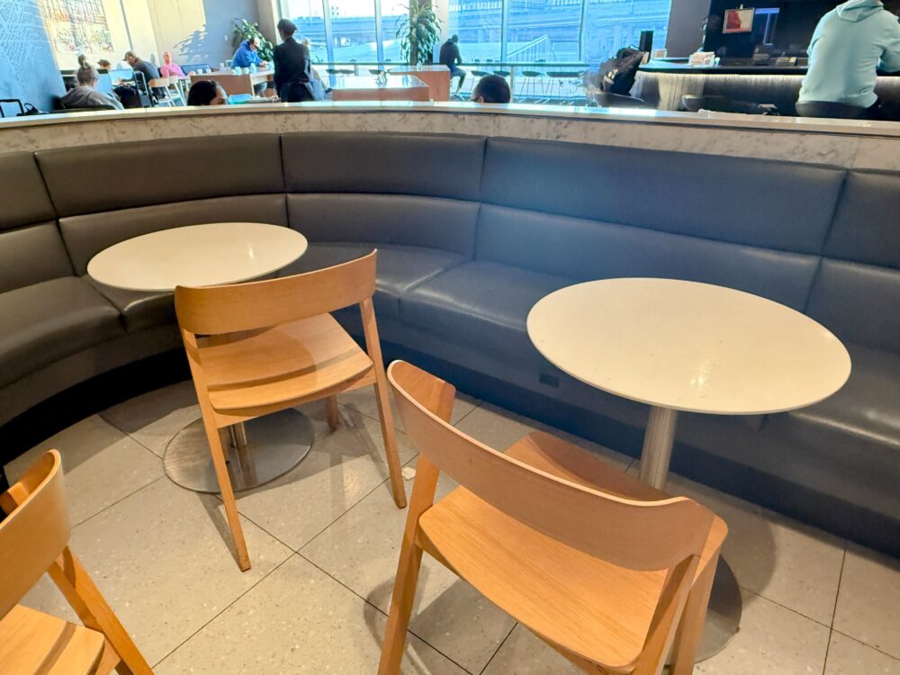 店内の座席