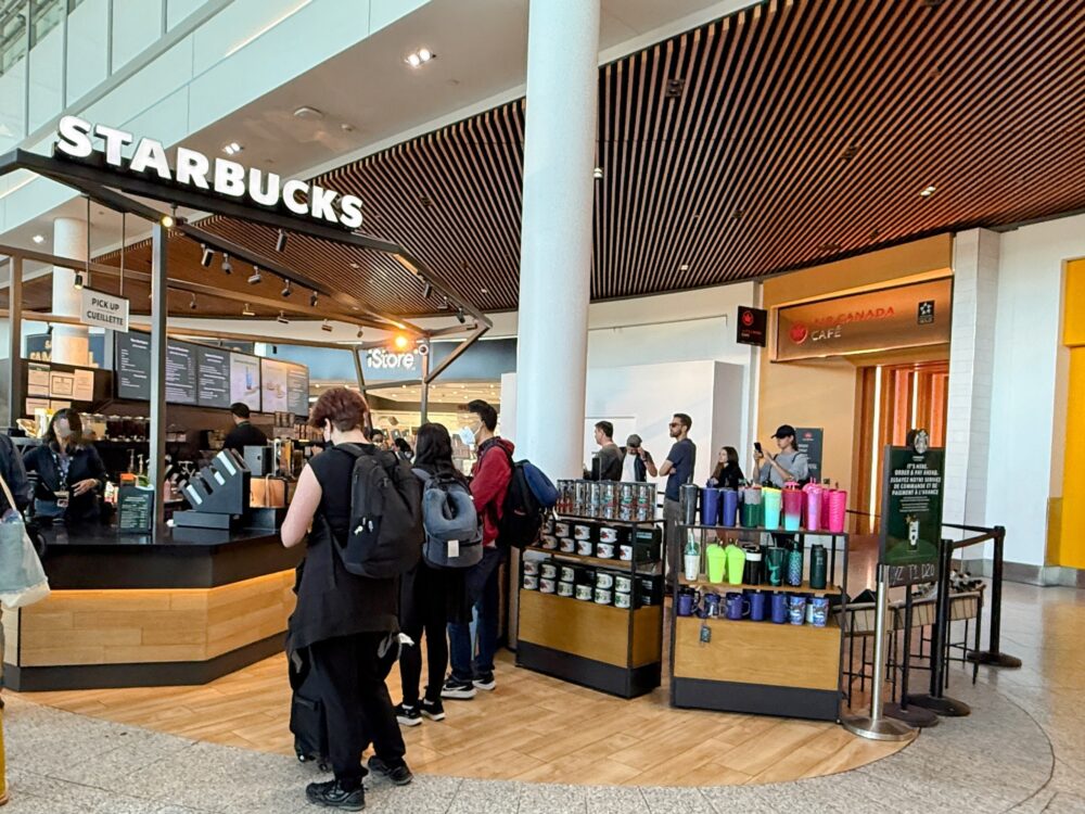 スターバックスの横
