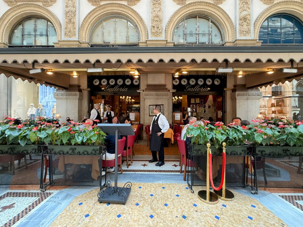 クラシックなカフェ「Galleria」