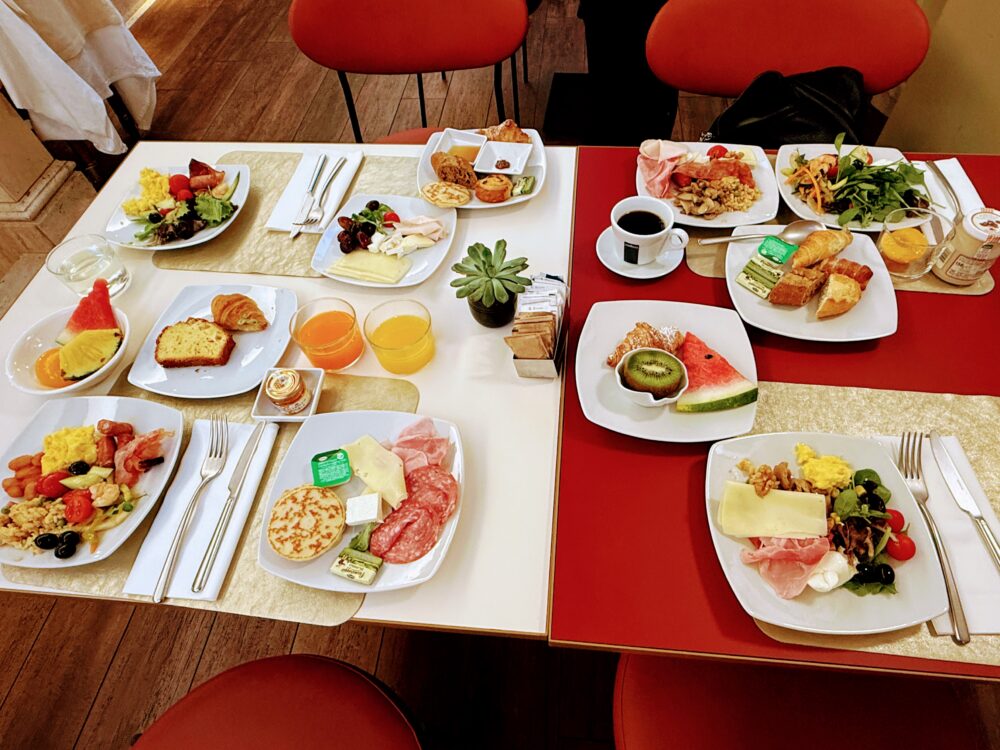 朝食盛り付け