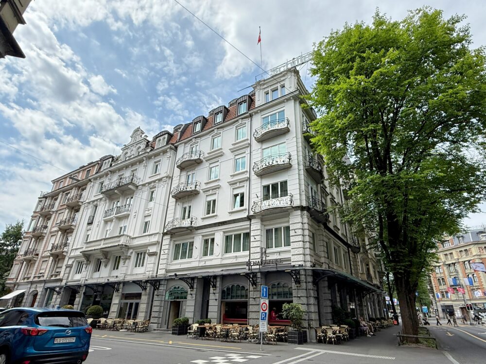 ルネッサンス ルツェルン ホテルの外観。歴史的な白い建物にクラシカルなバルコニーが並び、ヨーロッパらしい雰囲気が漂う。