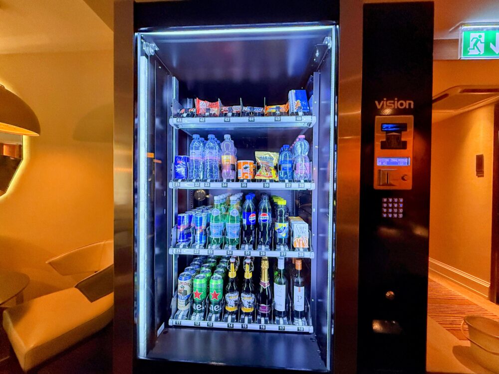 ラウンジ内に設置された有料ドリンク冷蔵庫。水、ジュース、ビール、ワインなどが並んでいる。
