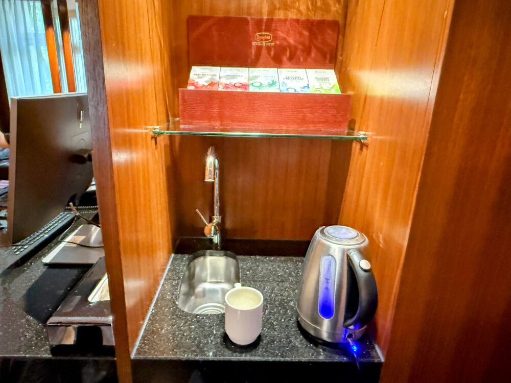 ラウンジの紅茶と電子ポット