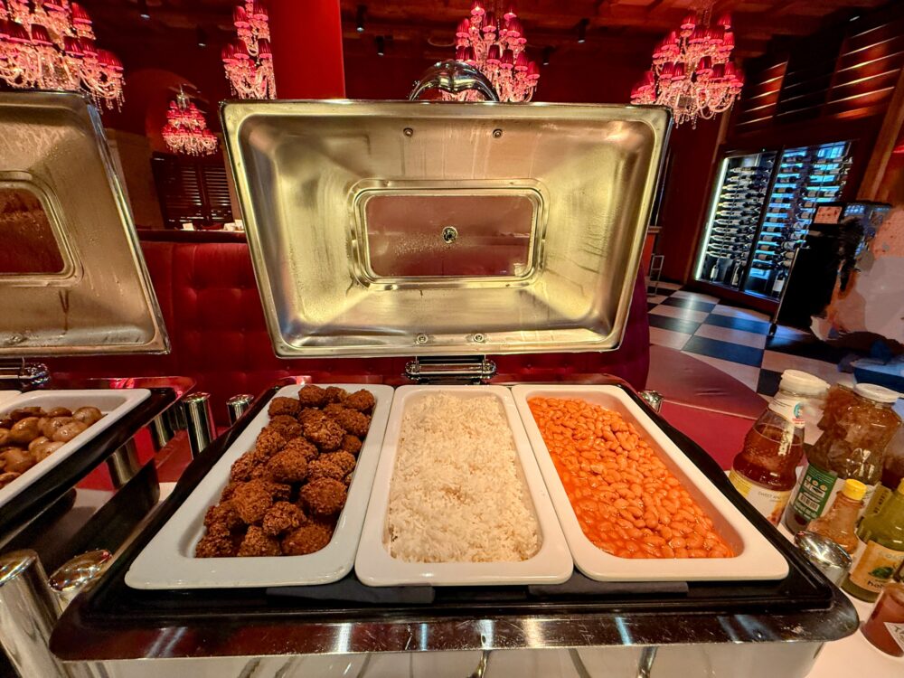 ファラフェル、白ご飯、ベイクドビーンズが並んだ多国籍メニューのトレイ。