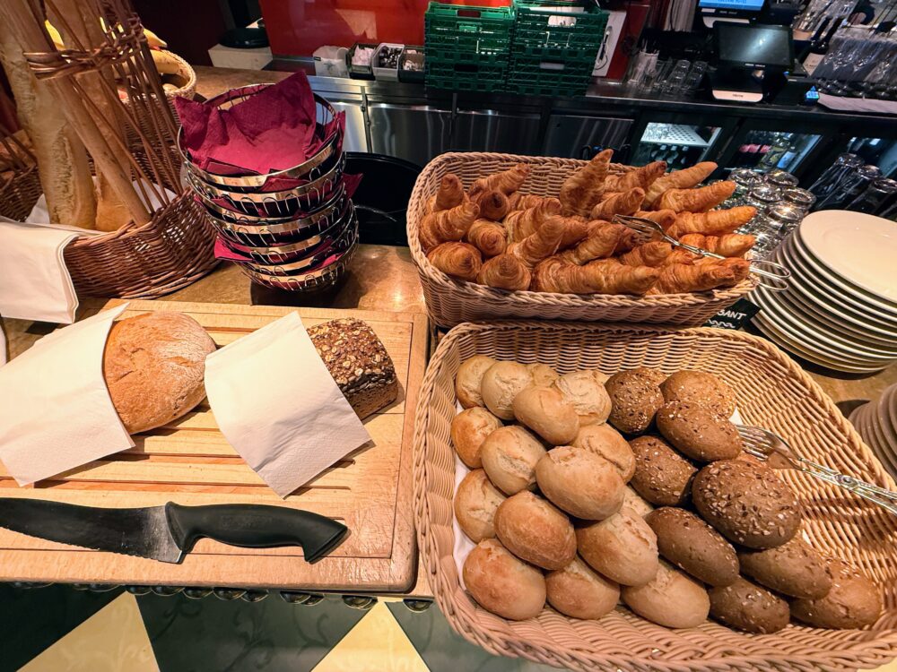 バゲットやクロワッサン、ロールパンが並ぶパンコーナー。