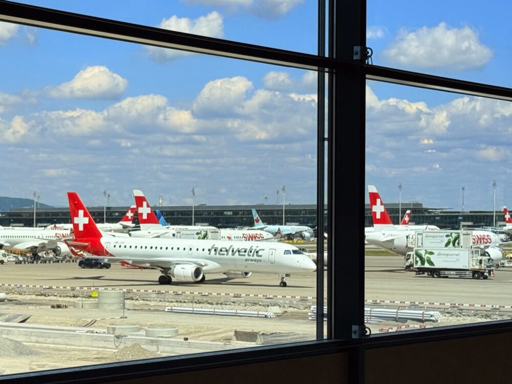 滑走路に並ぶスイス航空