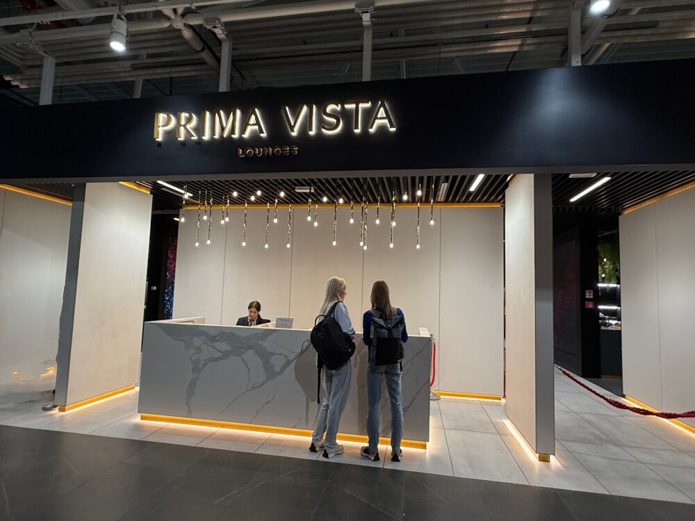 ローマ・フィウミチーノ空港第1ターミナルにある「Prima Vista Lounge」の受付カウンター。大理石調のデザインと照明がおしゃれな雰囲気。