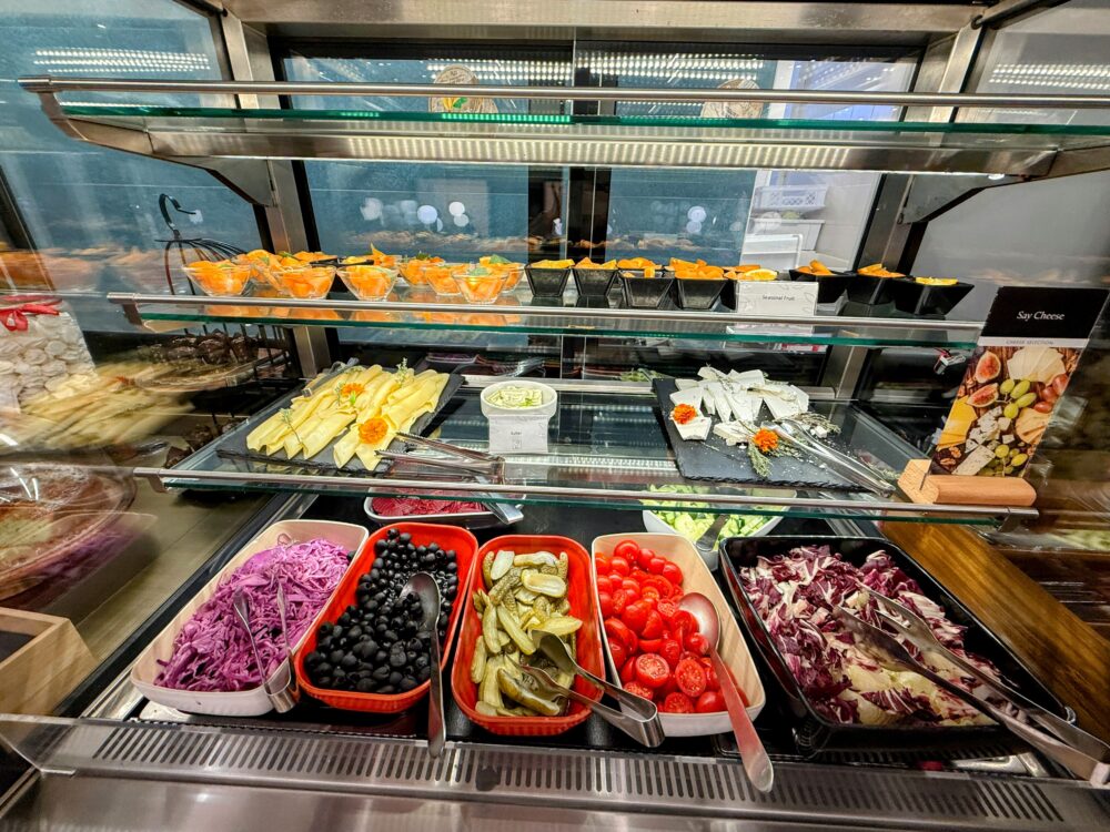 Plaza Premium Loungeの朝食。トマト、オリーブ、チーズ、ピクルスなどが並ぶサラダバー