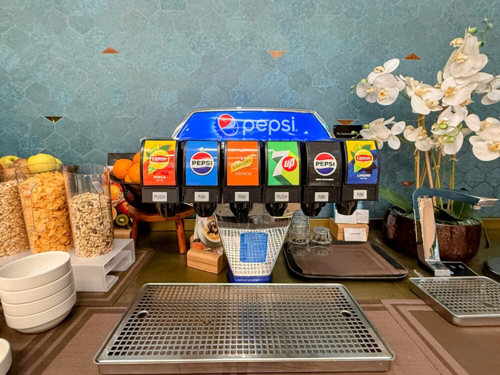 Plaza Premium Loungeのドリンクコーナー。ペプシや7UP、リプトンアイスティーなどのソフトドリンクが選べるディスペンサー。