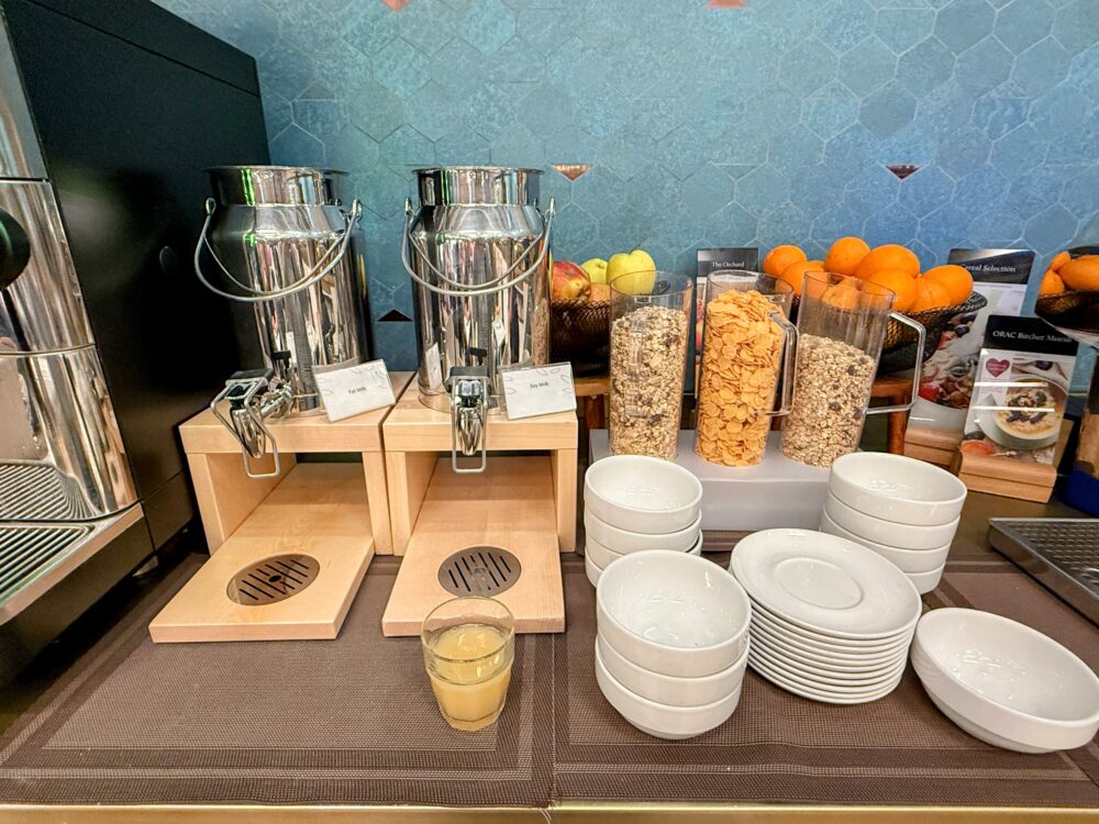 Plaza Premium Loungeの朝食。シリアルやグラノーラ、牛乳とフルーツが並ぶコーナー。