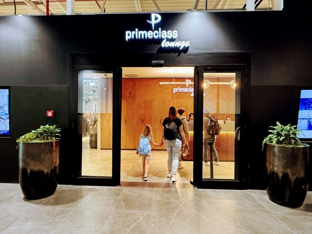 ローマ・フィウミチーノ空港第1ターミナルにある「Primeclass Lounge」の入口。黒を基調とした外観で、自動ドアの奥に受付カウンターが見える。