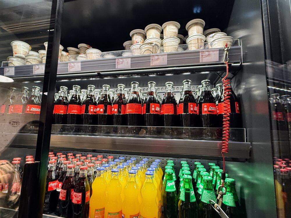 冷蔵庫に並べられたコーラ、オレンジジュース、ヨーグルト