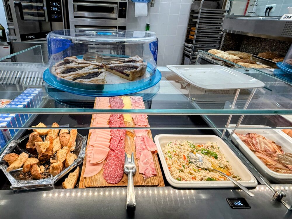 Prima Vista Loungeのビュッフェ。ハムやサラミ、パン、ライスサラダなどイタリアらしい軽食が並んでいる