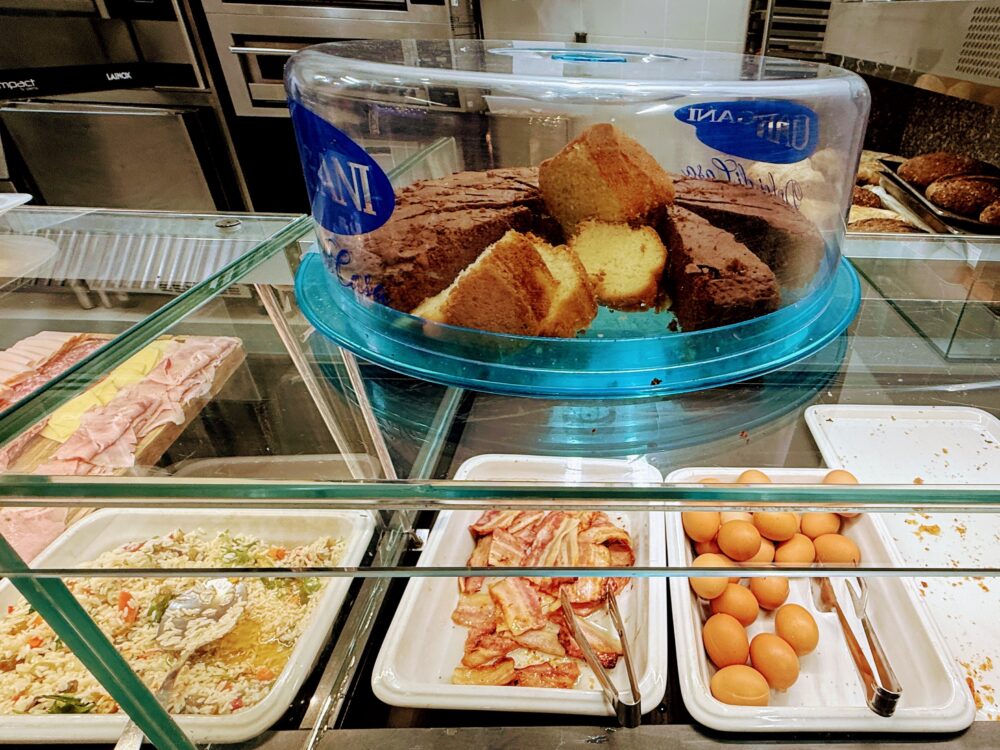 Prima Vista Loungeのビュッフェ。ケーキやベーコン、ゆで卵などが提供されている朝食コーナー。