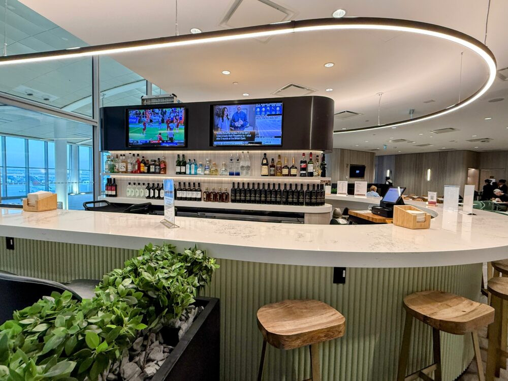 プラザプレミアムラウンジ（Plaza Premium Lounge）内のバーカウンター