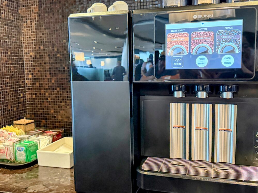 コーヒーマシンと種類を選ぶタッチパネル。