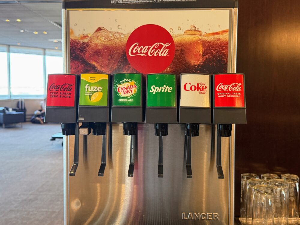 コカ・コーラ、スプライト、カナダドライジンジャーエールなどが並ぶソフトドリンクサーバー。